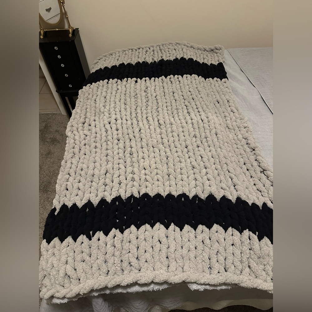 Chunky Knit Blanket in Black and Cream
